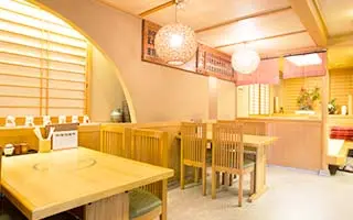 飲食店など、人が多く出入りする場所に