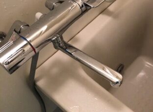 横浜　賃貸マンション退去後ハウスクリーニング　浴室蛇口の水垢除去とバスタブの石鹸カス汚れを清掃　2020.1月